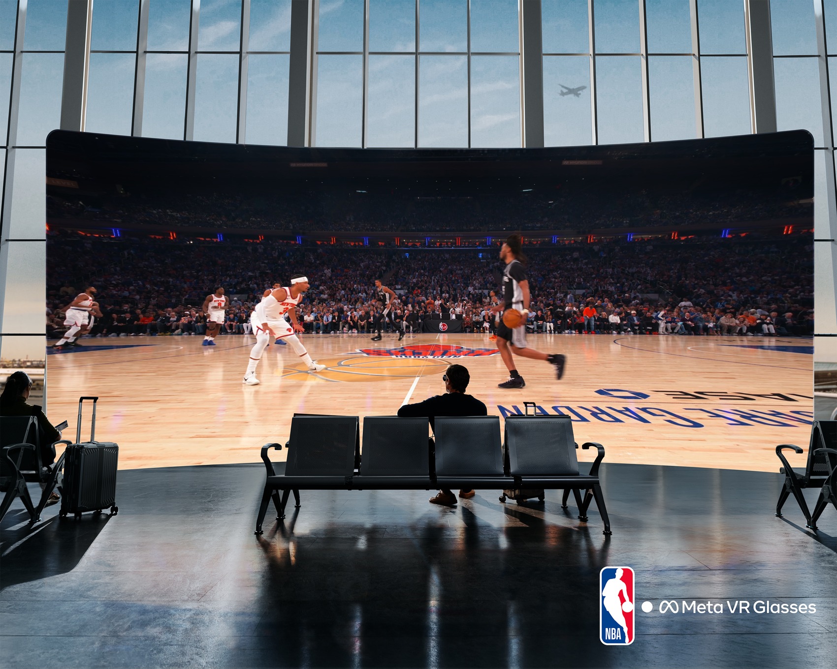 Composición de una pantalla virtual con un partido de baloncesto frente a una zona de asientos de un aeropuerto.