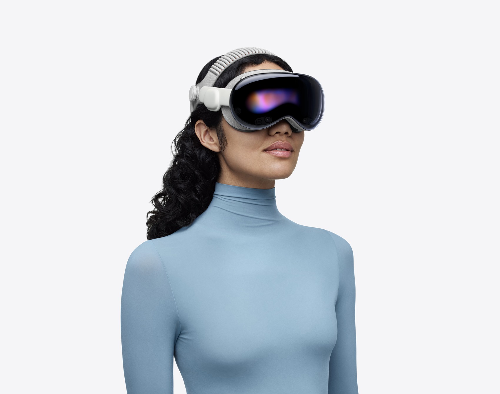 Una persona lleva Apple Vision Pro con la banda de sujeción Dual Knit Band.